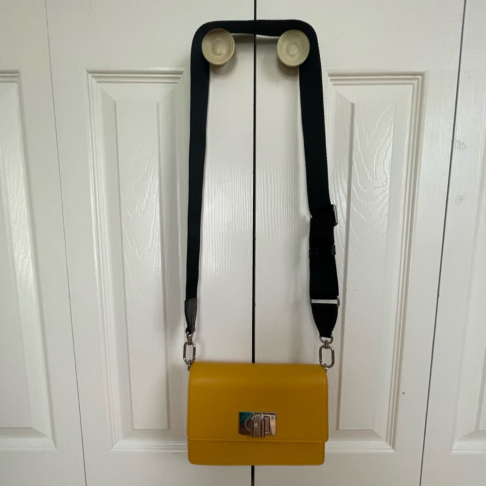 Beautiful Crossbody bag 💛🖤